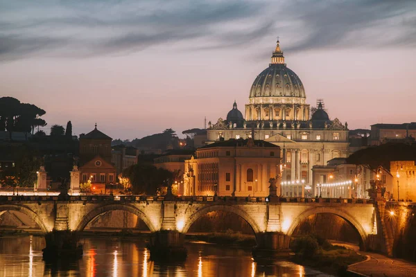 Vista al puente y Ciudad del Vaticano al atardecer — Foto de Stock