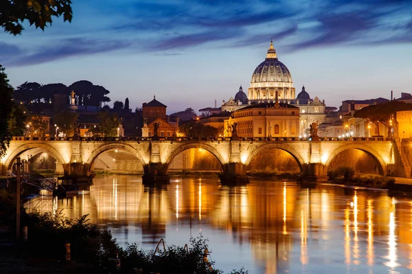 在日落时查看到桥和梵蒂冈城 — 图库照片
