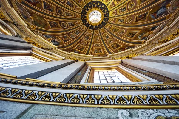 Interior da Basílica de San Pietro (Basílica de São Pedro ) — Fotografia de Stock