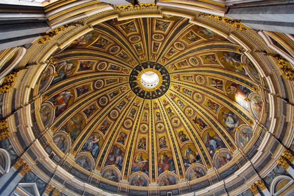 Interiören i Basilica di San Pietro (Peterskyrkan) — Stockfoto