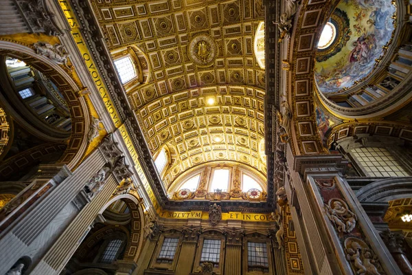 Basilica di San Pietron sisätilat (Pietarinkirkko) ) — kuvapankkivalokuva