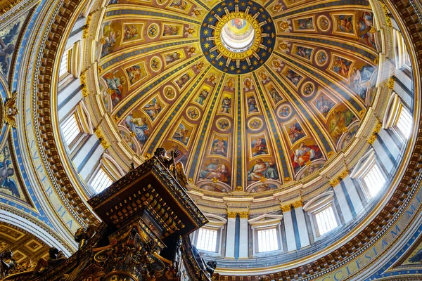 Interior da Basílica de San Pietro (Basílica de São Pedro ) — Fotografia de Stock