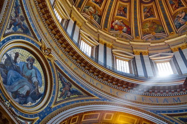 Basilica di San Pietron sisätilat (Pietarinkirkko) ) — kuvapankkivalokuva