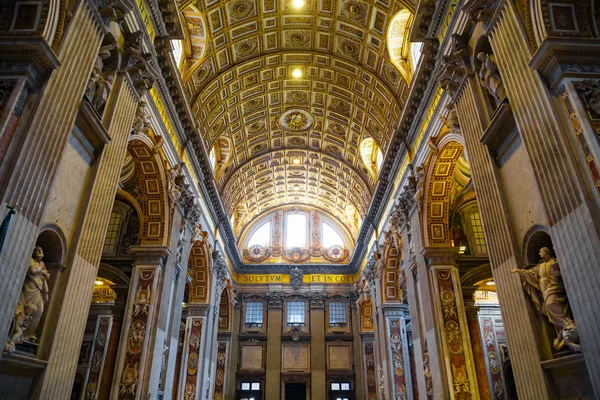 Wnętrze bazyliki San Pietro (Bazylika Świętego Piotra) — Zdjęcie stockowe