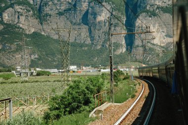 Bağ alanı yakınındaki dağ gündüz