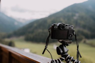 Esnek taşınabilir tripod üzerinde dijital fotoğraf makinesi 