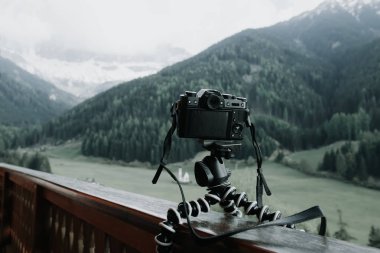 Esnek taşınabilir tripod üzerinde dijital fotoğraf makinesi 