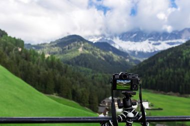 Esnek taşınabilir tripod üzerinde dijital fotoğraf makinesi 