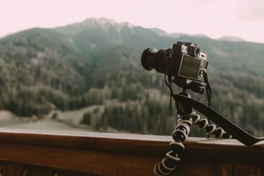 Esnek taşınabilir tripod üzerinde dijital fotoğraf makinesi 