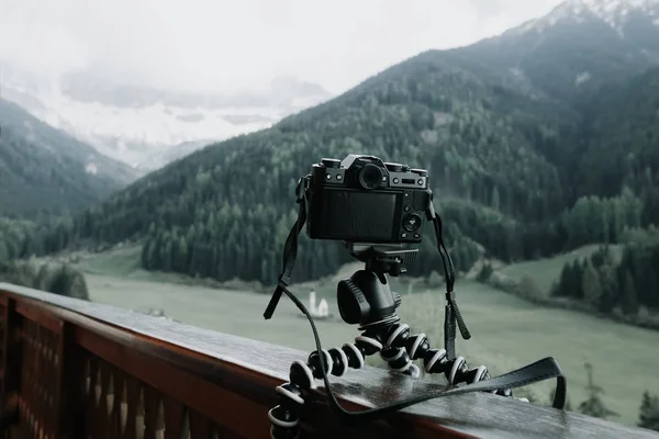 Digitalkamera på flexibel bärbar stativ — Stockfoto