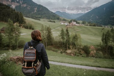 Sırt çantalı kadın gezgin 