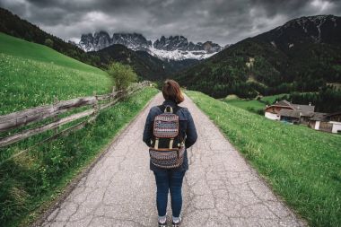 Sırt çantalı kadın gezgin 