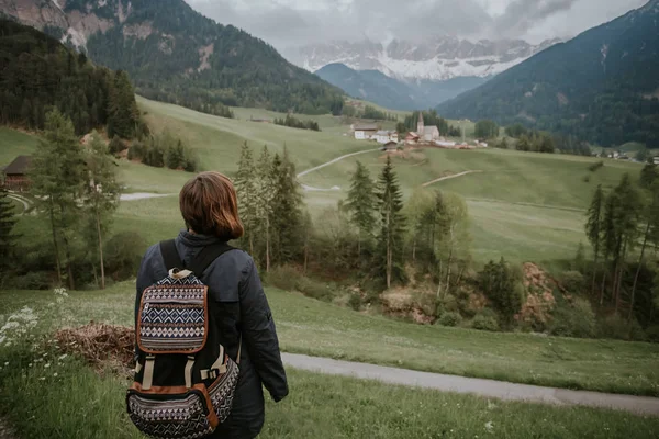 Sırt çantalı kadın gezgin 