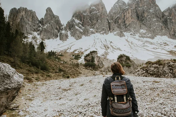 Woman traveler with backpack — Stock Photo, Image