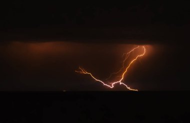 Doğa gece gök gürültüsü fırtına, şimşek