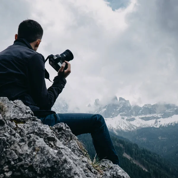 Homem viajante com câmera digital — Fotografia de Stock