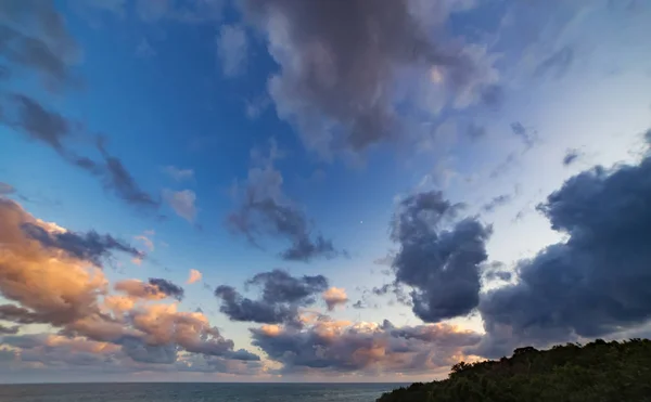 Puesta del sol nubes de salida — Foto de Stock