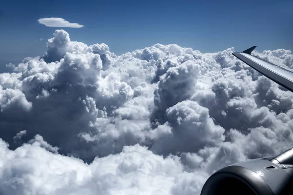 白い雲を上から表示します。 — ストック写真