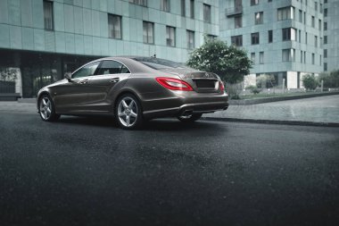 Ofis binaları araba park edilmiş