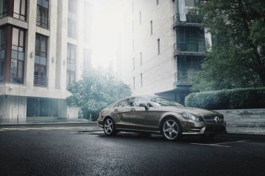 Ofis binaları araba park edilmiş