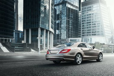 Ofis binaları araba park edilmiş