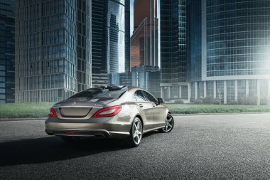 Ofis binaları araba park edilmiş