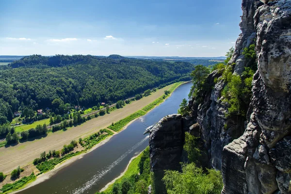 Sakson İsviçre Ulusal Park'ta Elbe Nehri