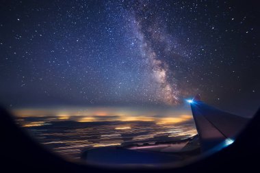 Gece uçuş şehirler üzerinde. Uçaktan görüntüleme