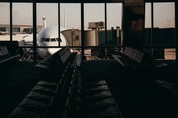 Düzlemde yatılı. Terminal içeriden görüntülemek — Stok fotoğraf