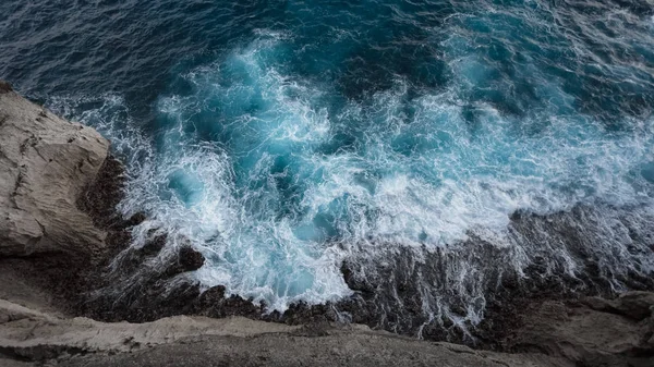 Aerial view to ocean waves and rock coast — Stock Photo, Image