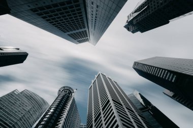 Alt görünümü gökdelenler şehir District için. Bulutlarda motio