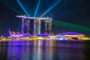 Marina Bay Sands hotel lazer show gece. Singapur