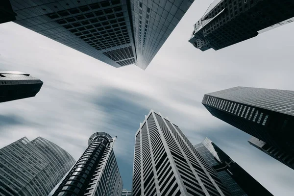 Alt görünümü gökdelenler şehir District için. Bulutlarda motio