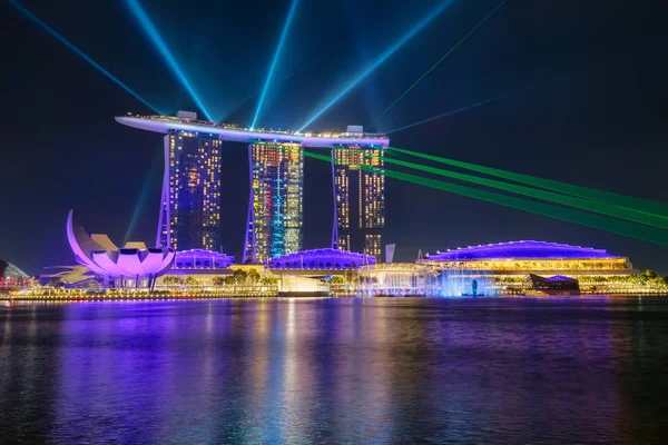 Marina Bay Sands hotel lazer show gece. Singapur