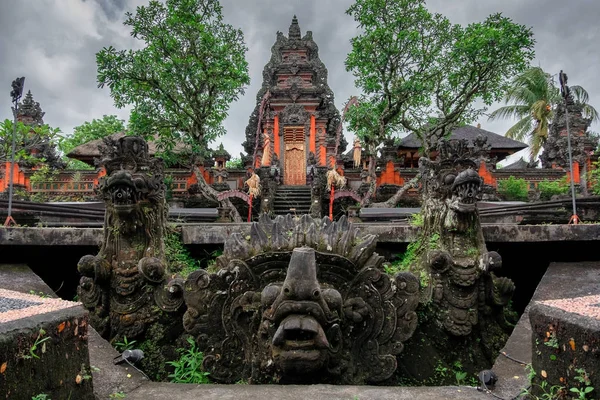 Pura Taman Saraswati (Palazzo dell'Acqua di Ubud). Tempio di Bali, Indonesia — Foto Stock