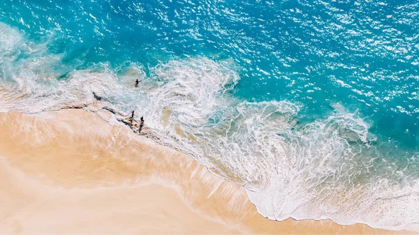 공중에서 본 열대 모래사장 과푸른 바다 — 스톡 사진