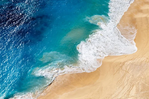 Widok z lotu ptaka na tropikalną piaszczystą plażę i niebieski ocean — Zdjęcie stockowe