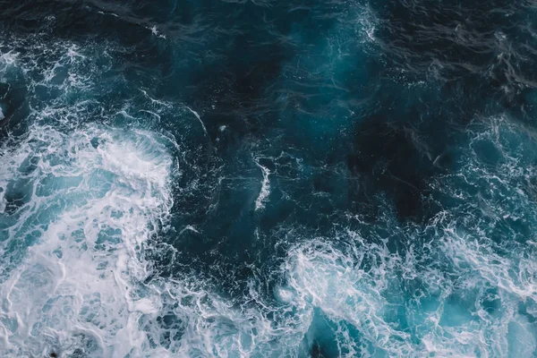 Widok z lotu ptaka na fale morskie. Niebieskie tło wody — Zdjęcie stockowe