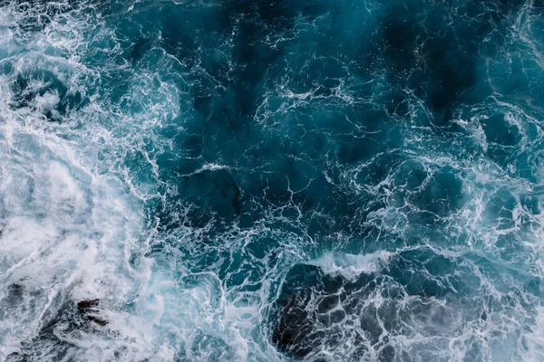 Letecký výhled na oceánské vlny. Modrá voda pozadí — Stock fotografie