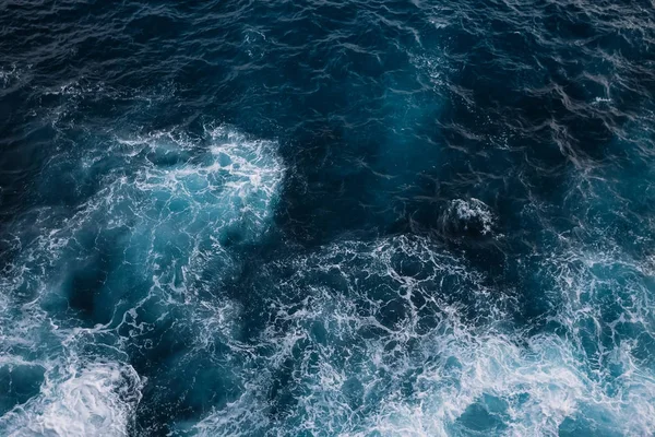 Widok z lotu ptaka na fale morskie. Niebieskie tło wody — Zdjęcie stockowe