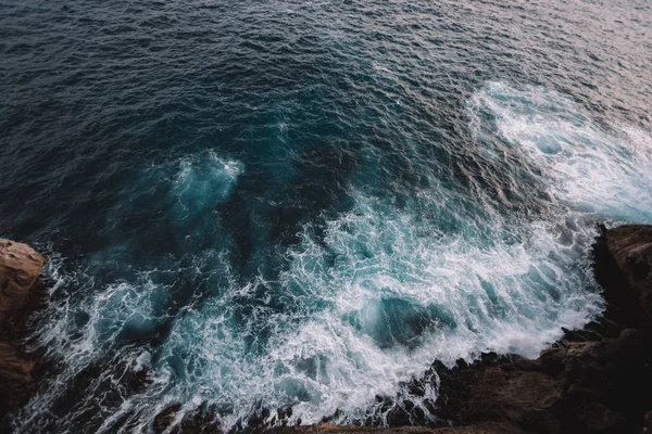 Widok z powietrza na fale oceaniczne i wybrzeże skalne — Zdjęcie stockowe