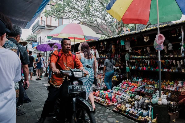 Gente balinesa local en el mercado de recuerdos — Foto de Stock