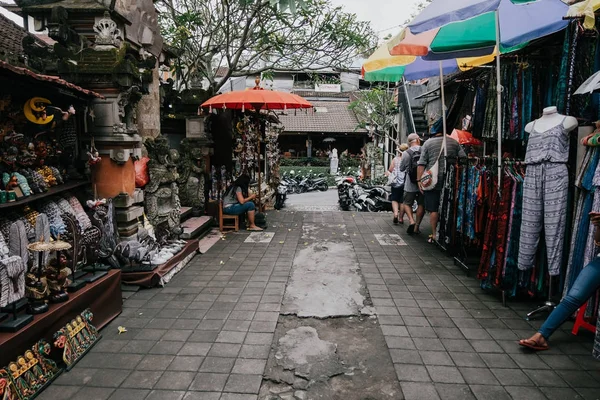 Gente balinesa local en el mercado de recuerdos — Foto de Stock