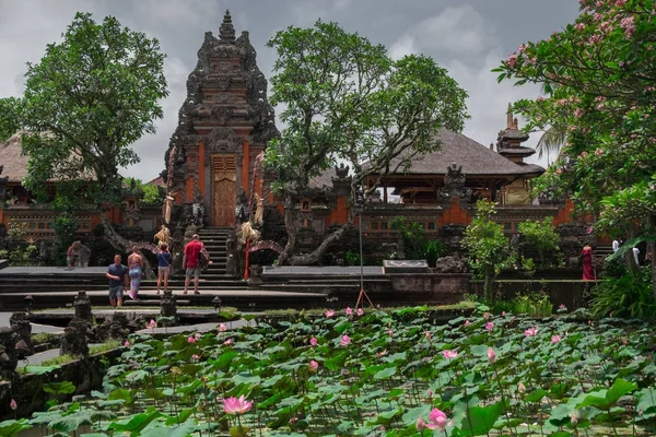 Pura Taman Saraswati (Paleis van de Water van Ubud). Tempel in Bali — Stockfoto