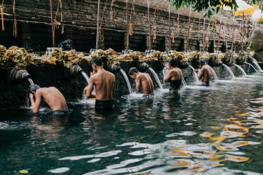 Bali dili halk havuzunda Pura Tirta Empul için dua