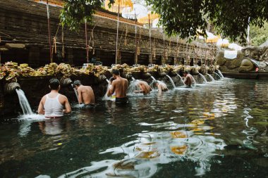 Bali dili halk havuzunda Pura Tirta Empul için dua