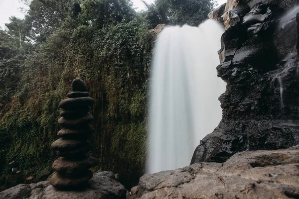 Büyük şelale yaz yeşil orman içinde. Bali, Endonezya — Stok fotoğraf