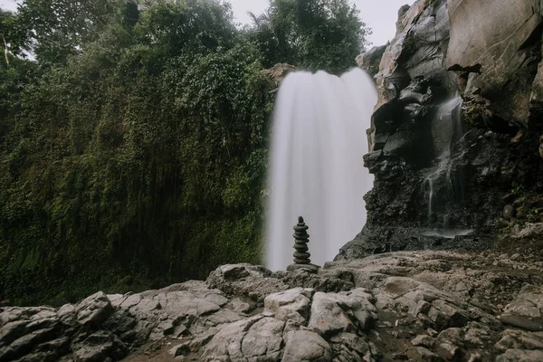 Büyük şelale yaz yeşil orman içinde. Bali, Endonezya — Stok fotoğraf