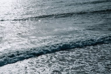 Büyük sörf okyanus dalgaları. Mavi deniz su arka plan. Havadan görünümü