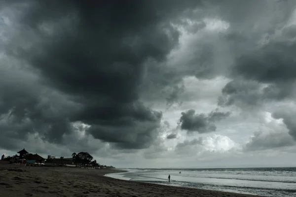 Dramatique orage nuages fond au ciel sombre — Photo